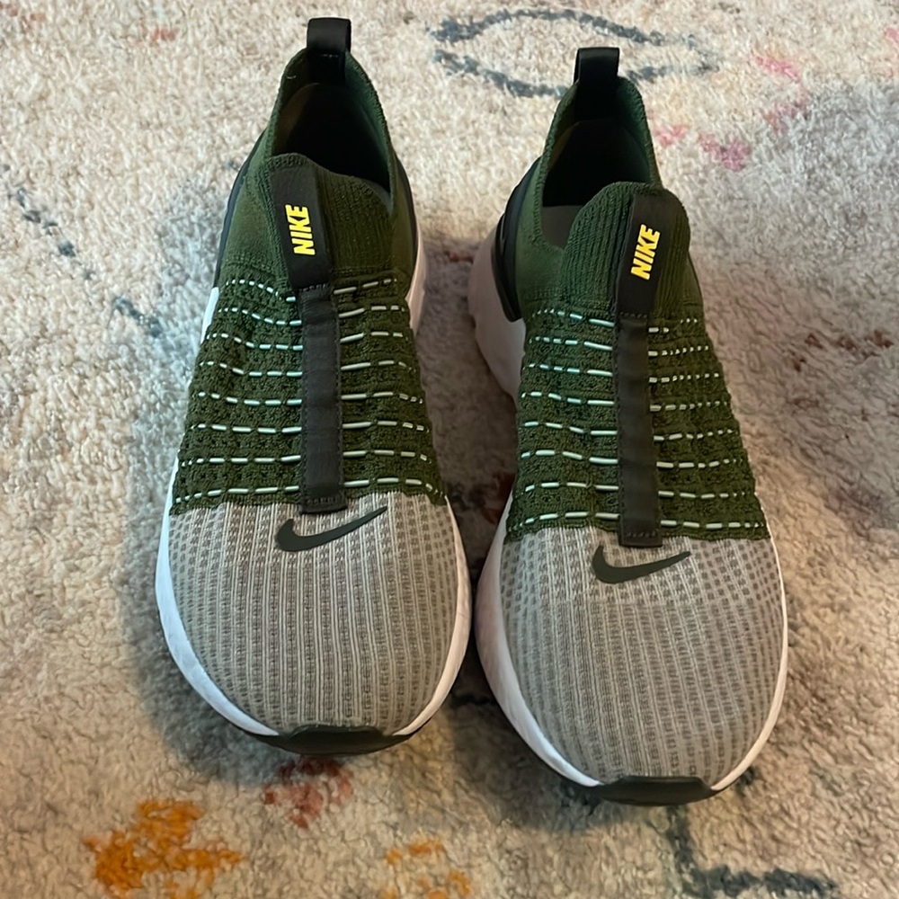 Nike Men’s React Phantom Run Flyknit 2 running Shoes